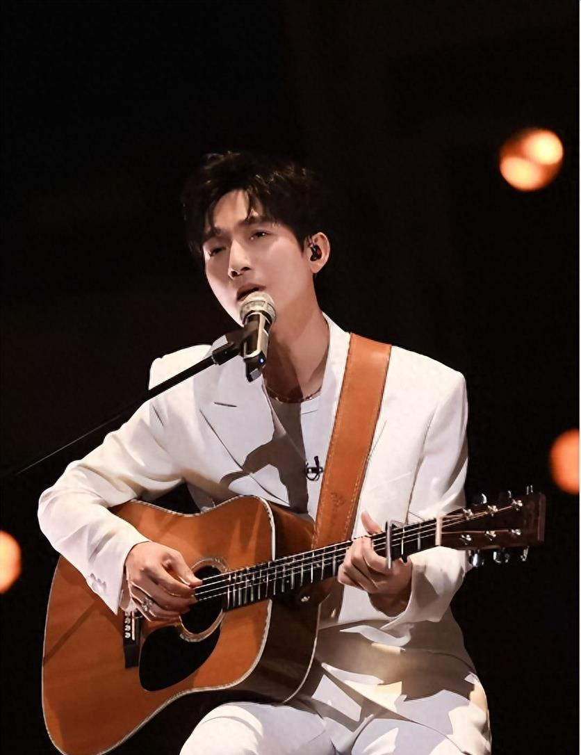 Ch&agrave;ng shipper giao đồ ăn được ca sĩ nổi tiếng mời đi diễn chung  - Ảnh 3.