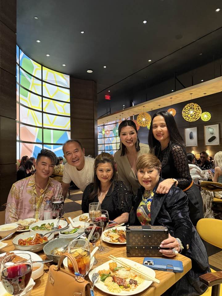 "&Ocirc;ng ho&agrave;ng nhạc Việt" hội ngộ vợ cũ hơn 17 tuổi ở Mỹ - Ảnh 1.