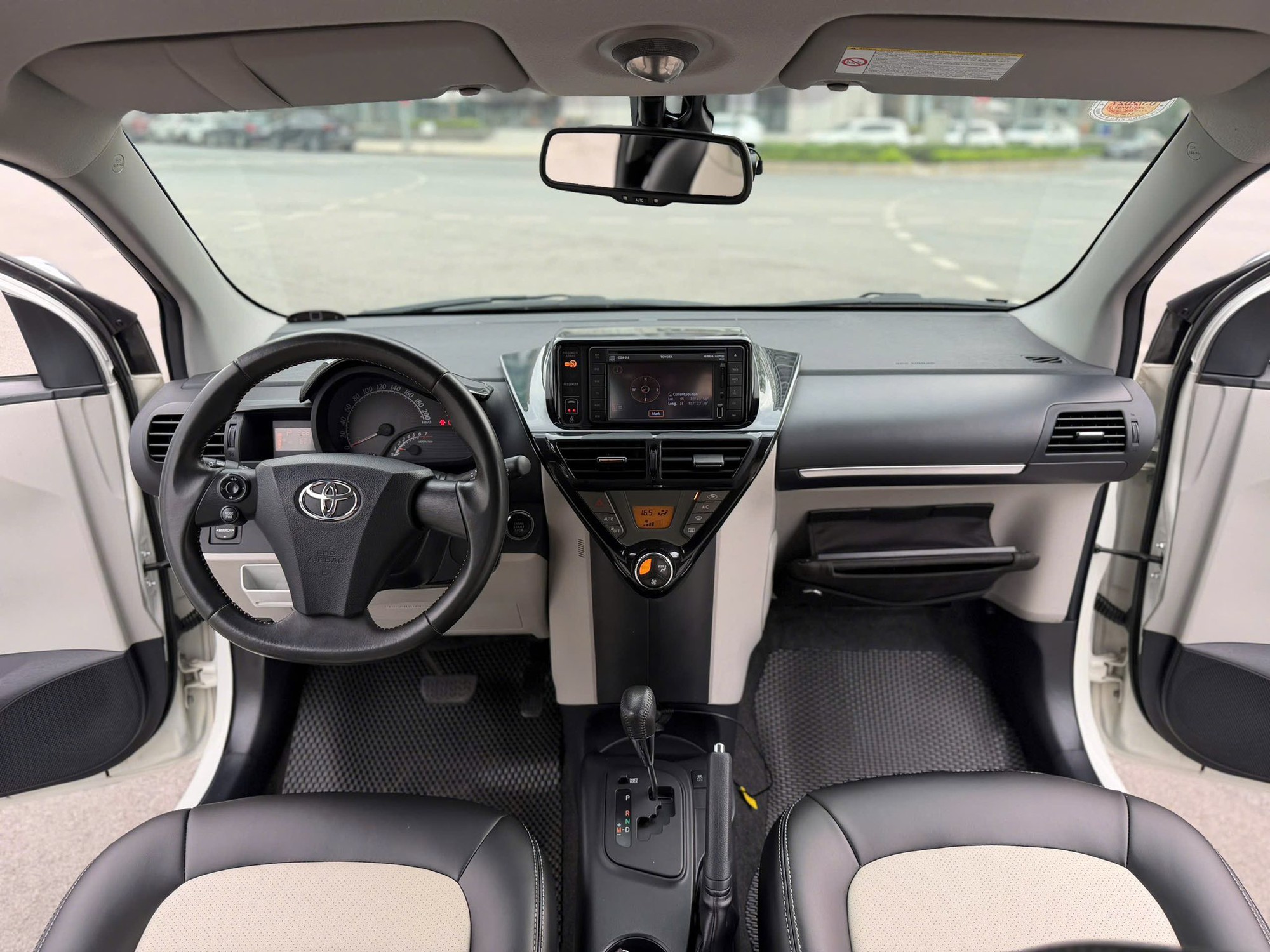 Chiếc Toyota 3 cửa n&agrave;y nhỏ hơn cả VF 3 nhưng b&aacute;n lại với gi&aacute; gần 800 triệu đồng, đắt gấp gần 3 lần: Odo khoảng 60.000km, trang bị chỉ ở mức cơ bản- Ảnh 4.