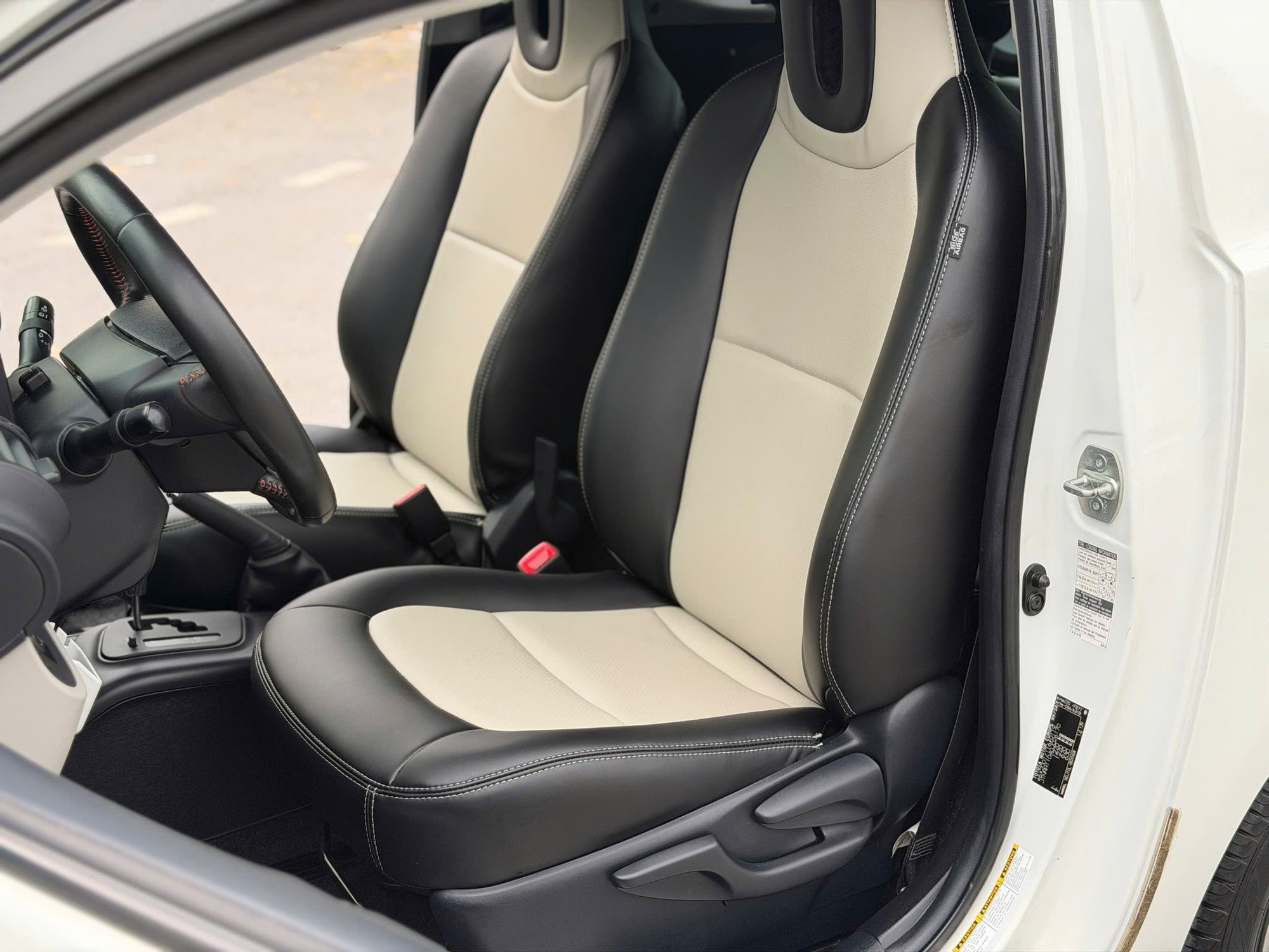 Chiếc Toyota 3 cửa n&agrave;y nhỏ hơn cả VF 3 nhưng b&aacute;n lại với gi&aacute; gần 800 triệu đồng, đắt gấp gần 3 lần: Odo khoảng 60.000km, trang bị chỉ ở mức cơ bản- Ảnh 5.