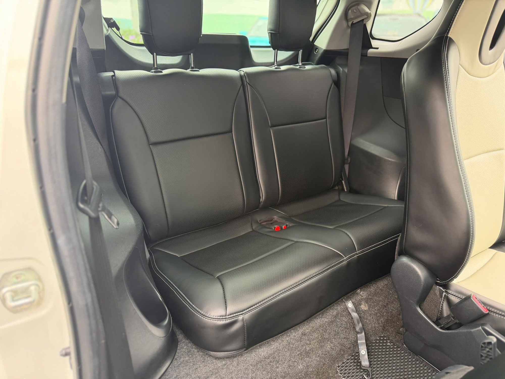 Chiếc Toyota 3 cửa n&agrave;y nhỏ hơn cả VF 3 nhưng b&aacute;n lại với gi&aacute; gần 800 triệu đồng, đắt gấp gần 3 lần: Odo khoảng 60.000km, trang bị chỉ ở mức cơ bản- Ảnh 6.