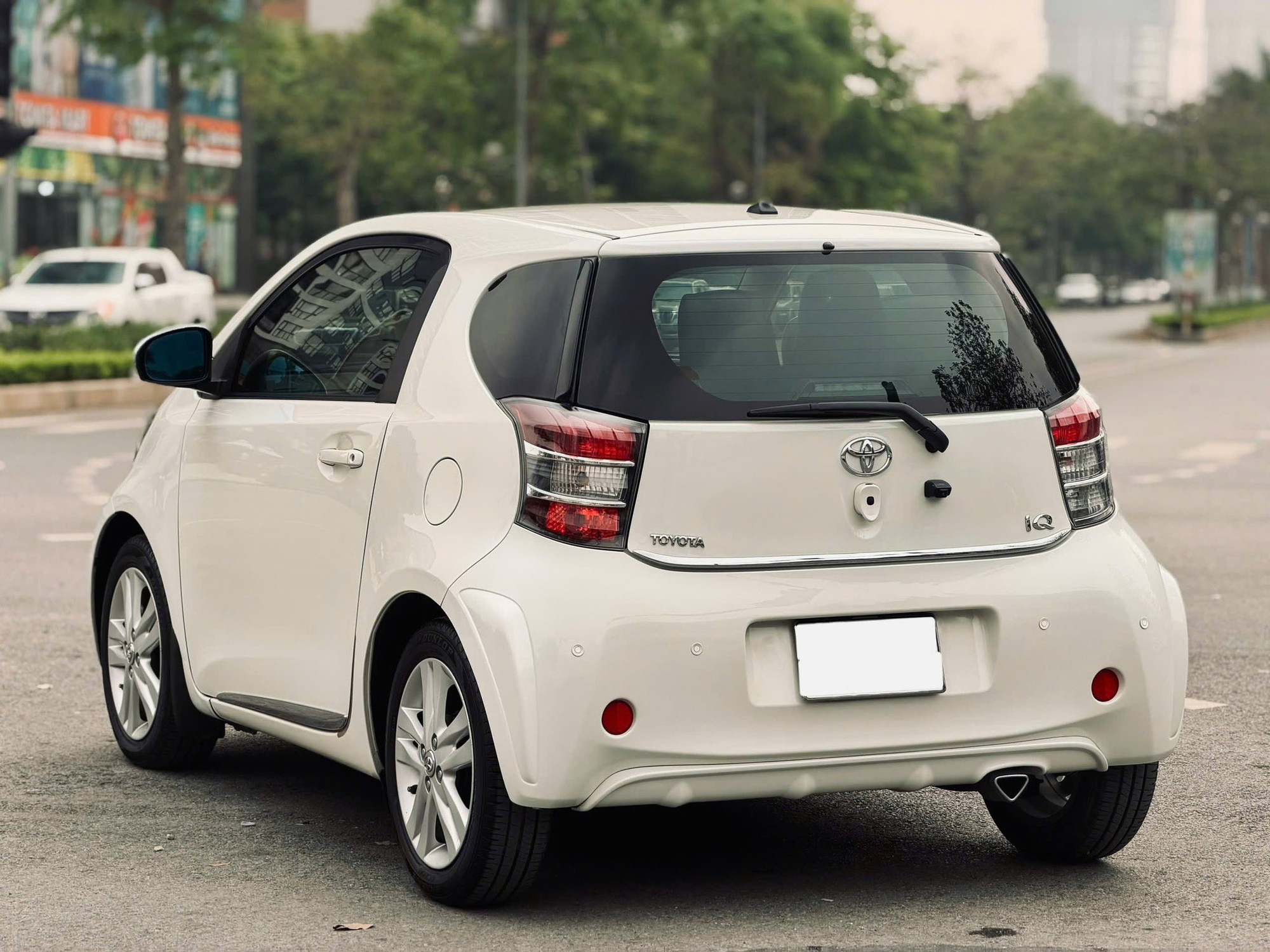 Chiếc Toyota 3 cửa n&agrave;y nhỏ hơn cả VF 3 nhưng b&aacute;n lại với gi&aacute; gần 800 triệu đồng, đắt gấp gần 3 lần: Odo khoảng 60.000km, trang bị chỉ ở mức cơ bản- Ảnh 3.