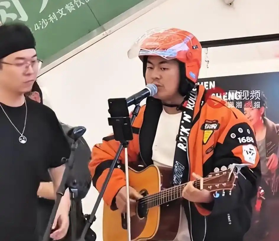 Ch&agrave;ng shipper giao đồ ăn được ca sĩ nổi tiếng mời đi diễn chung  - Ảnh 1.