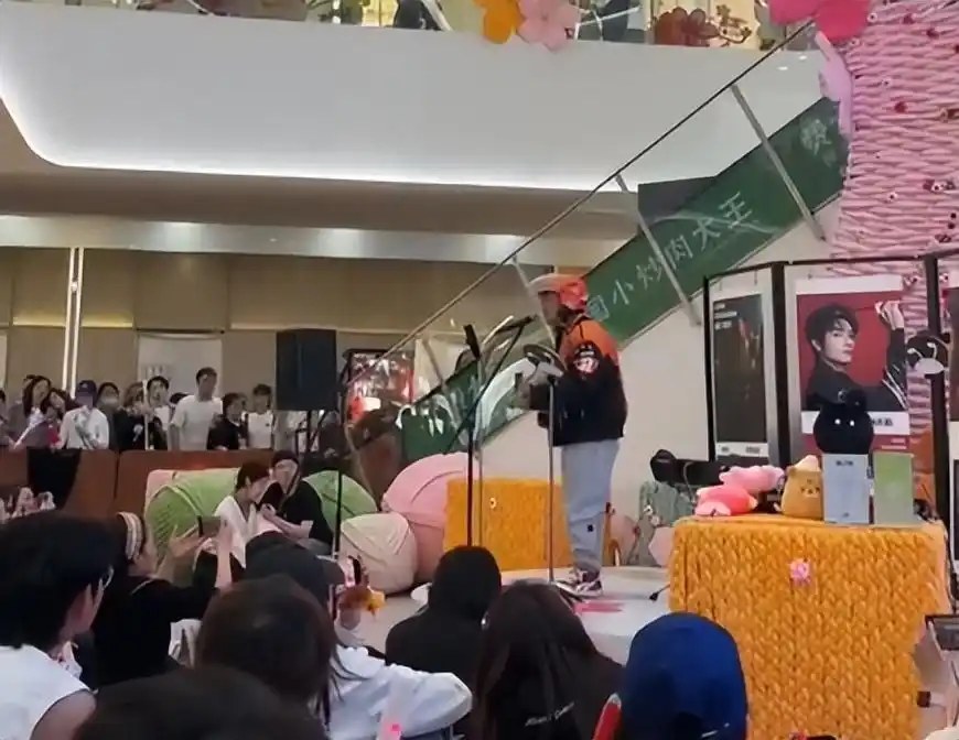 Ch&agrave;ng shipper giao đồ ăn được ca sĩ nổi tiếng mời đi diễn chung  - Ảnh 2.