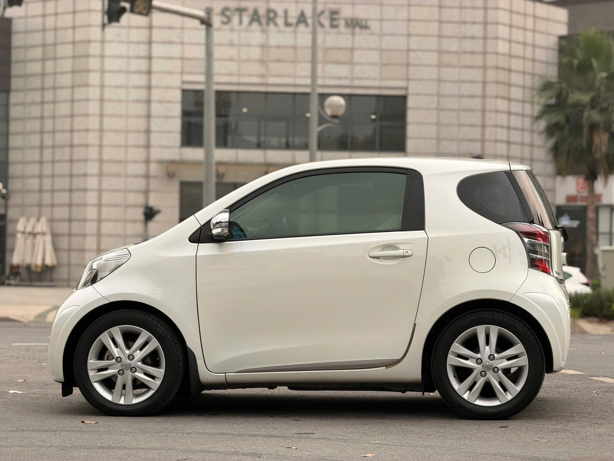 Chiếc Toyota 3 cửa n&agrave;y nhỏ hơn cả VF 3 nhưng b&aacute;n lại với gi&aacute; gần 800 triệu đồng, đắt gấp gần 3 lần: Odo khoảng 60.000km, trang bị chỉ ở mức cơ bản- Ảnh 2.