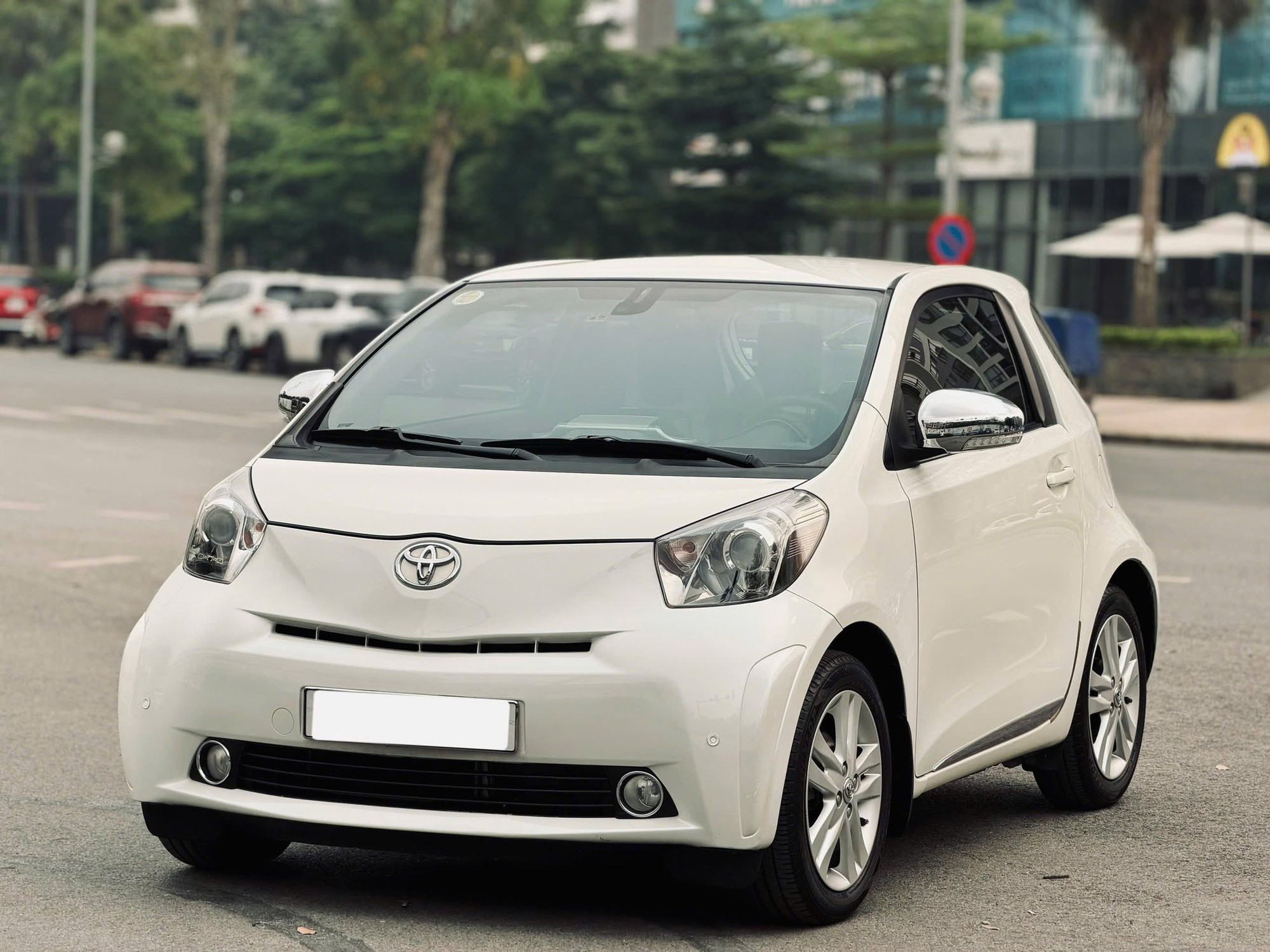 Chiếc Toyota 3 cửa n&agrave;y nhỏ hơn cả VF 3 nhưng b&aacute;n lại với gi&aacute; gần 800 triệu đồng, đắt gấp gần 3 lần: Odo khoảng 60.000km, trang bị chỉ ở mức cơ bản- Ảnh 1.