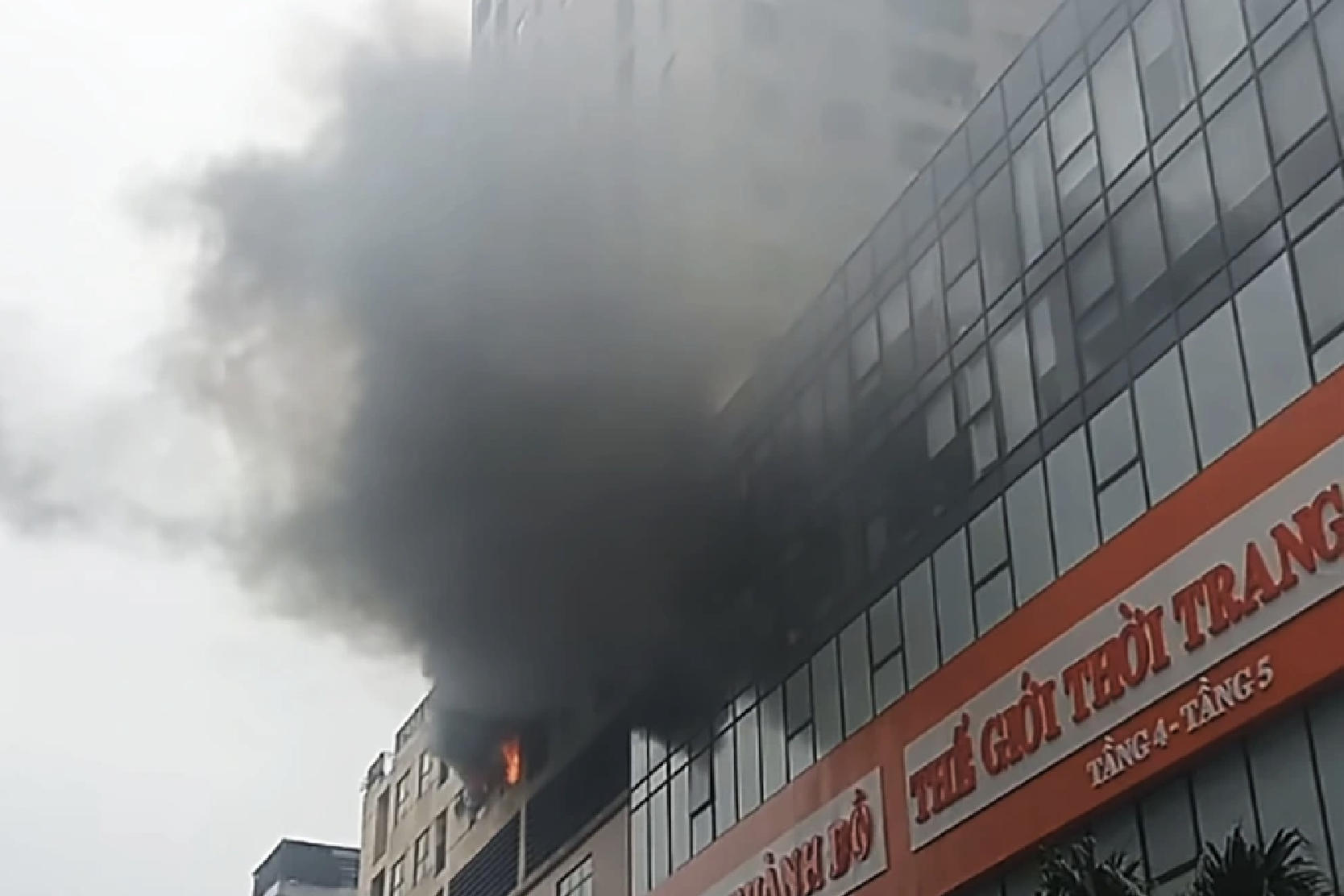 Cháy chung cư 24 tầng tại Hà Nội , nhiều người được giải cứu an toàn - Ảnh 1. Cháy chung cư 24 tầng tại Hà Nội , nhiều người được giải cứu an toàn - Ảnh 1.