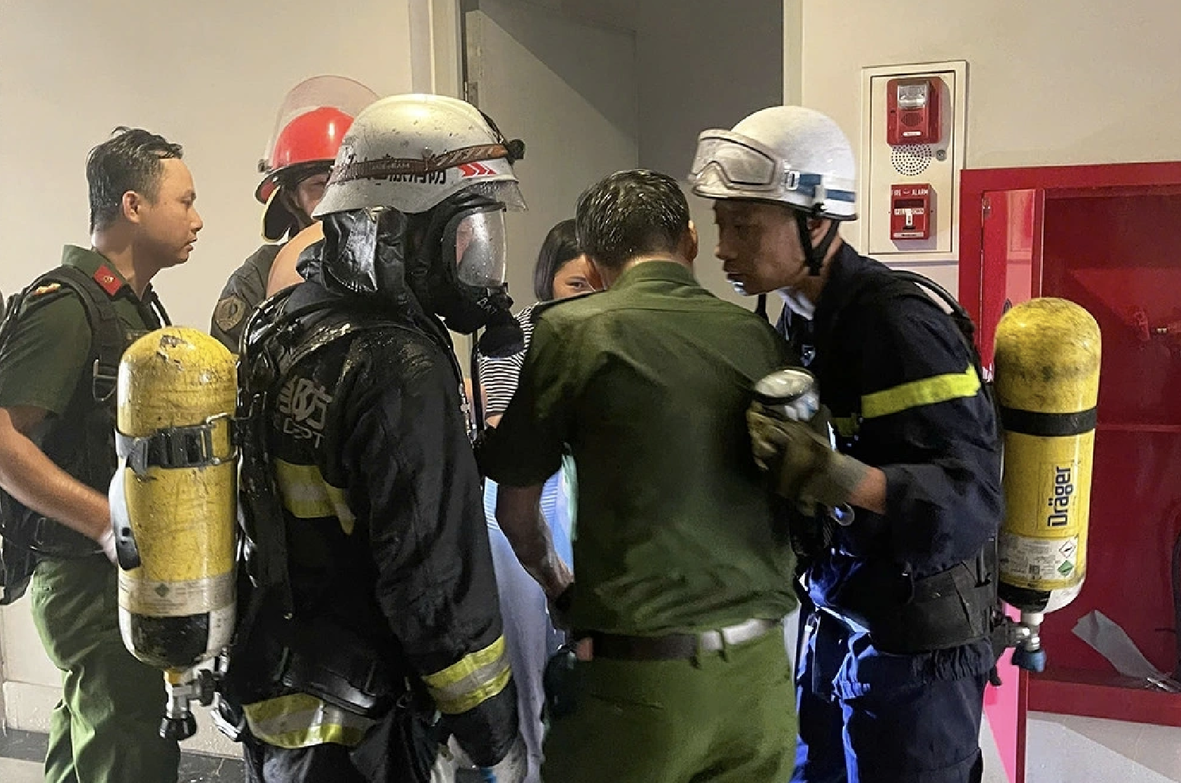 Cháy chung cư 24 tầng tại Hà Nội , nhiều người được giải cứu an toàn - Ảnh 2. Cháy chung cư 24 tầng tại Hà Nội , nhiều người được giải cứu an toàn - Ảnh 2.