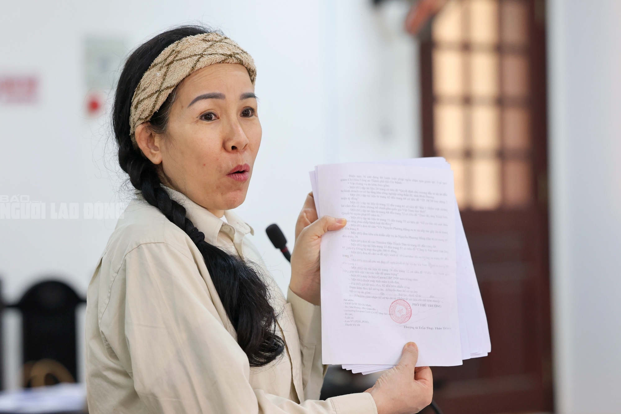 Bị c&aacute;o Đinh Lan ra t&ograve;a ph&uacute;c thẩm v&igrave; video xuy&ecirc;n tạc b&agrave; Nguyễn Phương Hằng - Ảnh 1.