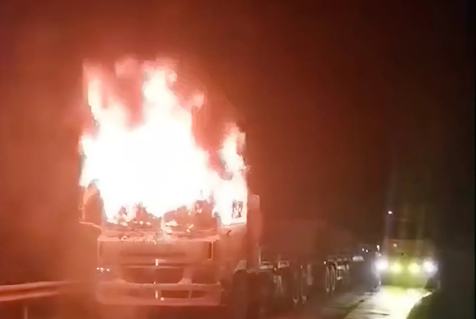 Xe đầu kéo cháy ngùn ngụt trên Quốc lộ 12A tại Quảng Trị , không thiệt hại về người - Ảnh 1. Xe đầu kéo cháy ngùn ngụt trên Quốc lộ 12A tại Quảng Trị , không thiệt hại về người - Ảnh 1.
