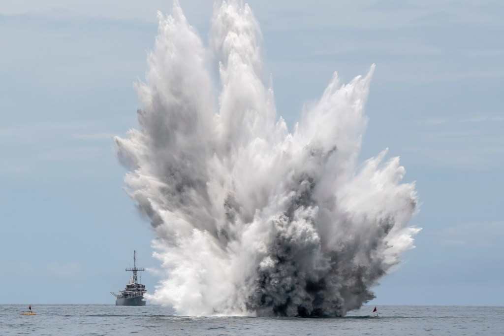 "Hành trình lạ" của tàu sân bay Mỹ khi dồn lực tới Trung Đông - Ảnh 4. "Hành trình lạ" của tàu sân bay Mỹ khi dồn lực tới Trung Đông - Ảnh 3.