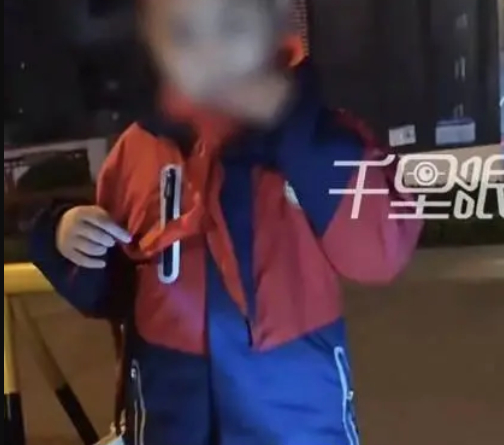 Cảnh tượng r&ugrave;ng m&igrave;nh tại trường tiểu học: Gi&aacute;o dục trẻ ngoan hay đau khổ? - Ảnh 1.