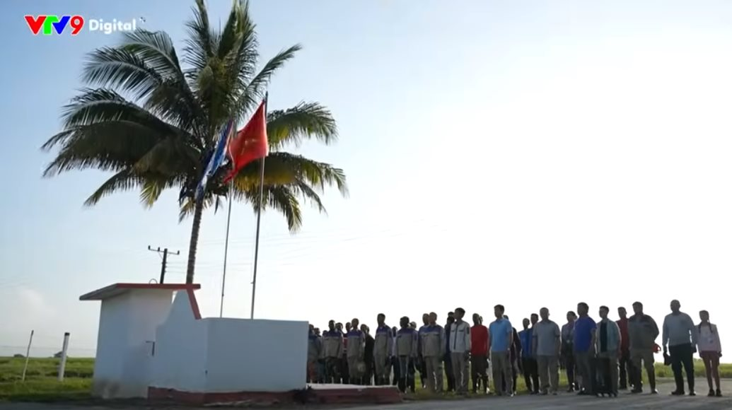 Cứ thứ Hai h&agrave;ng tuần, nhiều người VN v&agrave; n&ocirc;ng d&acirc;n Cuba c&ugrave;ng nhau l&agrave;m 1 việc &yacute; nghĩa trước khi ra c&aacute;nh đồng - Ảnh 1.