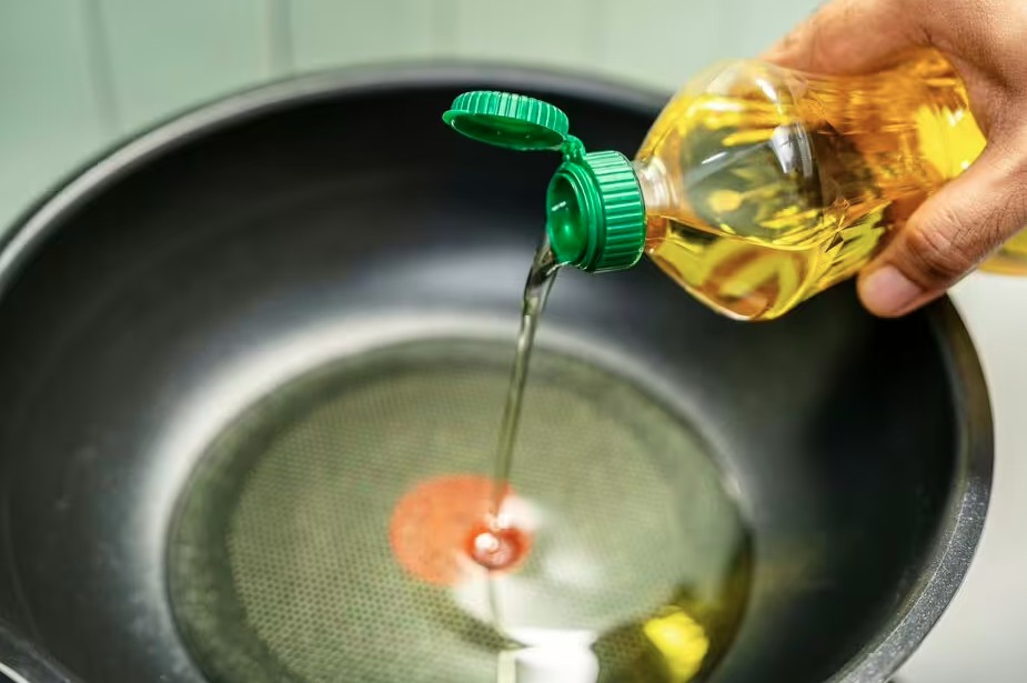 Dầu ăn đã qua sử dụng thì đổ đi đâu? Dễ nhưng nhiều người làm sai - Ảnh 1.