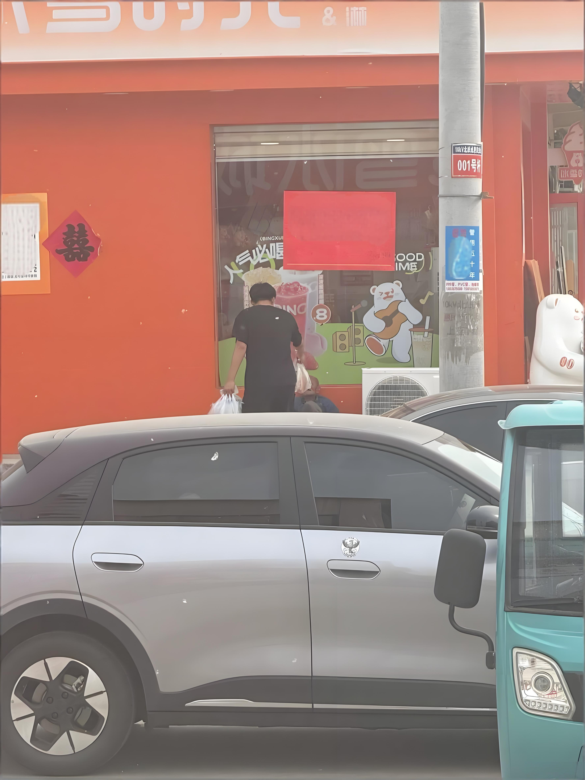 Nam sinh lớp 12 thể hiện l&ograve;ng nh&acirc;n &aacute;i với cụ gi&agrave; trước cổng trường - Ảnh 1.