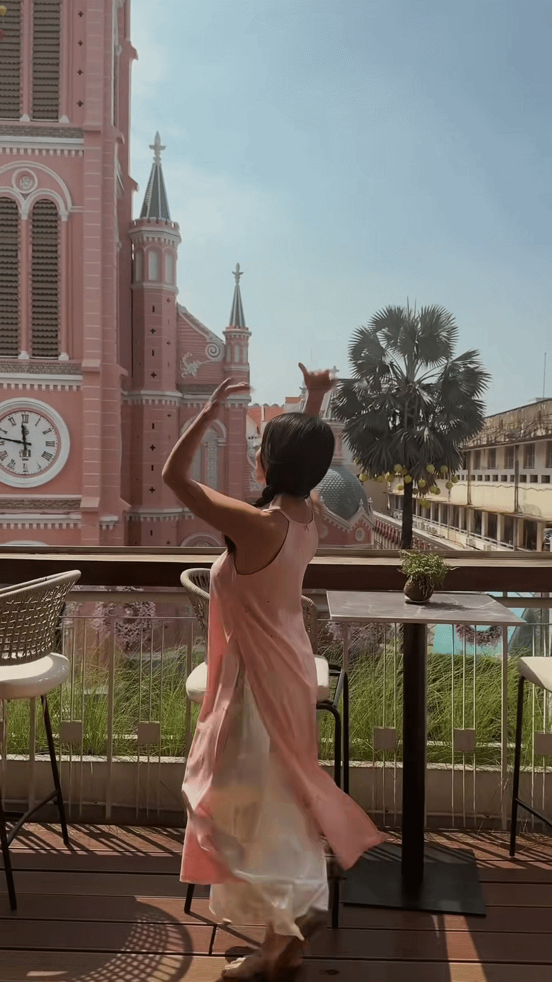 Kh&aacute;ch T&acirc;y đến TP. HCM chi&ecirc;m ngưỡng vẻ đẹp Nh&agrave; thờ T&acirc;n Định l&uacute;c ho&agrave;ng h&ocirc;n - Ảnh 9.