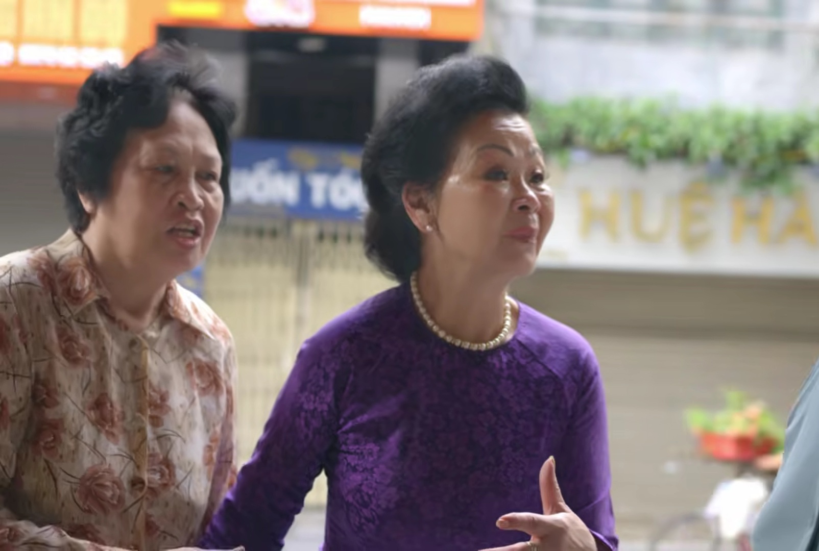 Kh&aacute;nh Ly đang đứng ở vỉa h&egrave; H&agrave; Nội, bạn h&agrave;ng x&oacute;m &ugrave;a ra &ocirc;m chầm- Ảnh 1.