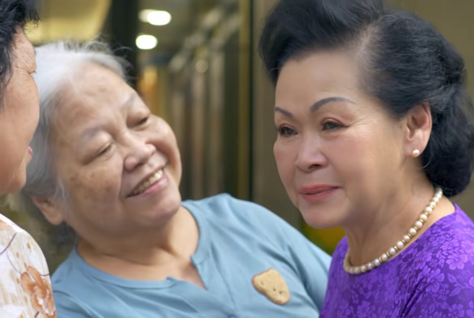 Kh&aacute;nh Ly đang đứng ở vỉa h&egrave; H&agrave; Nội, bạn h&agrave;ng x&oacute;m &ugrave;a ra &ocirc;m chầm- Ảnh 2.