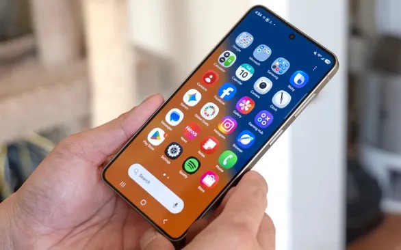 Năm nay t&ocirc;i chẳng mua điện thoại mới n&agrave;o v&igrave; d&ugrave;ng m&aacute;y cũ 7 năm rồi cảm thấy chẳng kh&aacute;c g&igrave;: Bạn cũng n&ecirc;n thế - Ảnh 3.