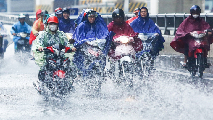 Cả nước đ&oacute;n mưa giải nhiệt kết th&uacute;c nắng n&oacute;ng hiếm gặp trong 10 năm - Ảnh 1.