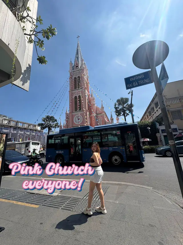Kh&aacute;ch T&acirc;y đến TP. HCM chi&ecirc;m ngưỡng vẻ đẹp Nh&agrave; thờ T&acirc;n Định l&uacute;c ho&agrave;ng h&ocirc;n - Ảnh 7.