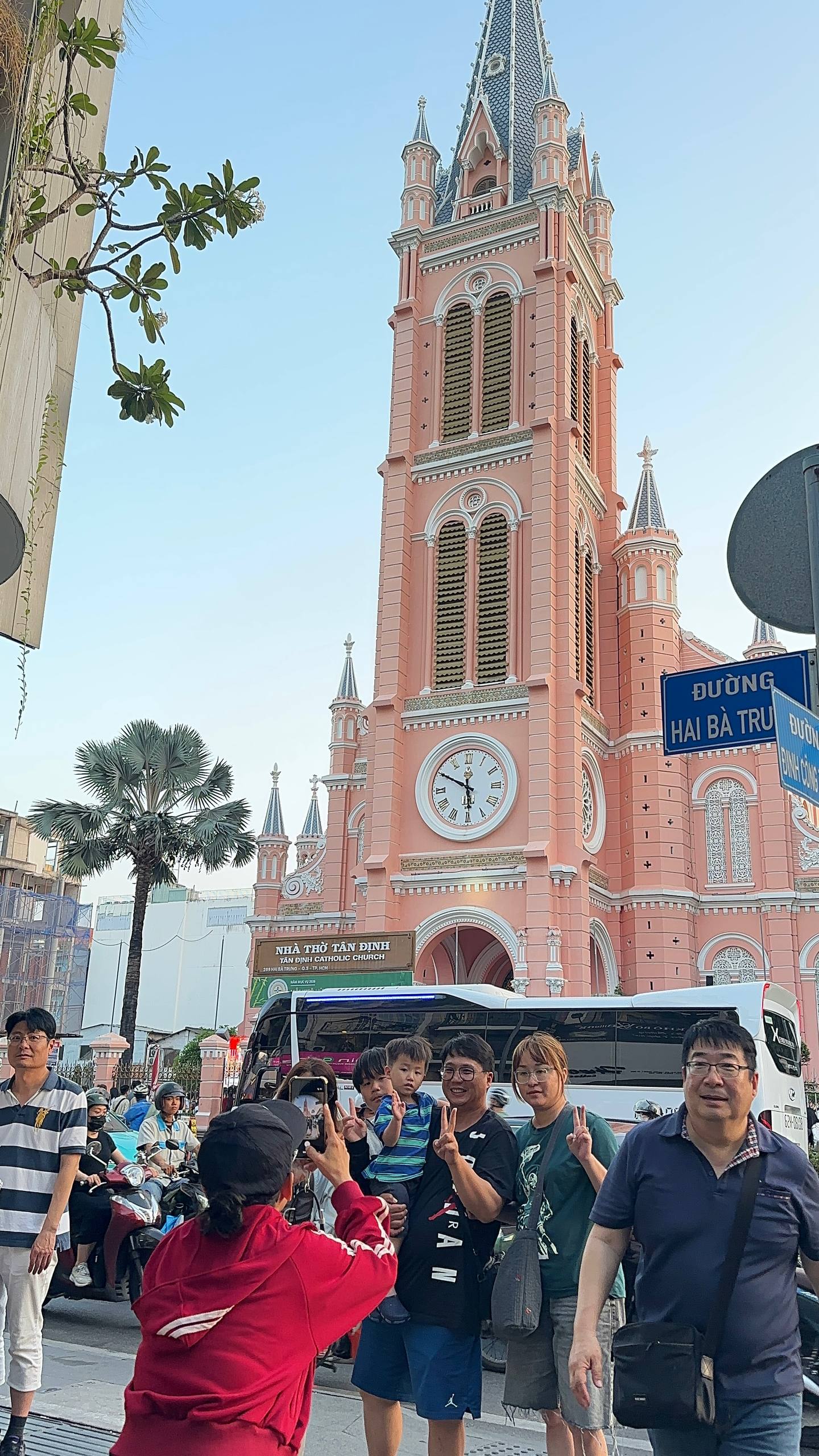 Kh&aacute;ch T&acirc;y đến TP. HCM chi&ecirc;m ngưỡng vẻ đẹp Nh&agrave; thờ T&acirc;n Định l&uacute;c ho&agrave;ng h&ocirc;n - Ảnh 3.