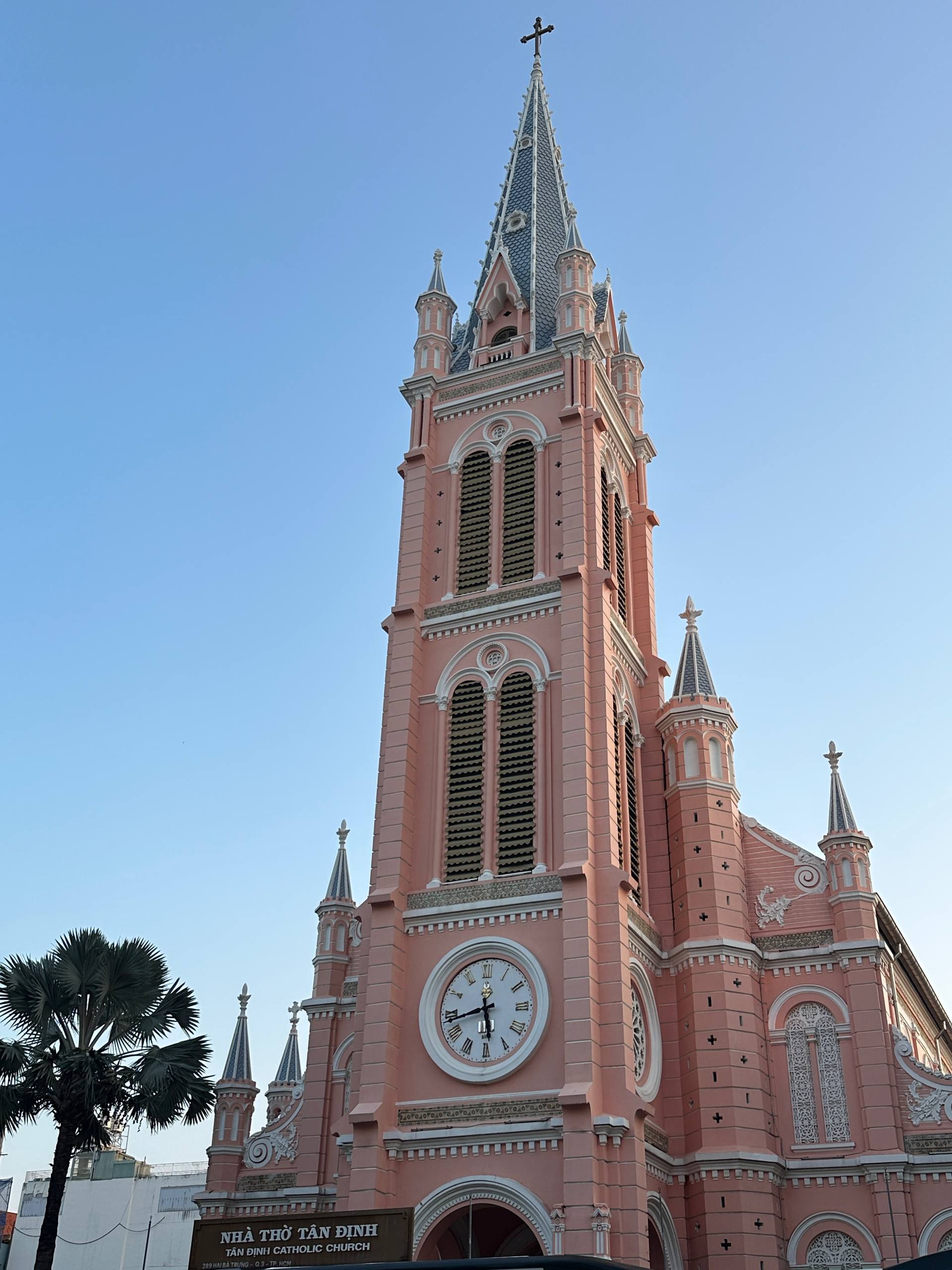 Kh&aacute;ch T&acirc;y đến TP. HCM chi&ecirc;m ngưỡng vẻ đẹp Nh&agrave; thờ T&acirc;n Định l&uacute;c ho&agrave;ng h&ocirc;n - Ảnh 1.