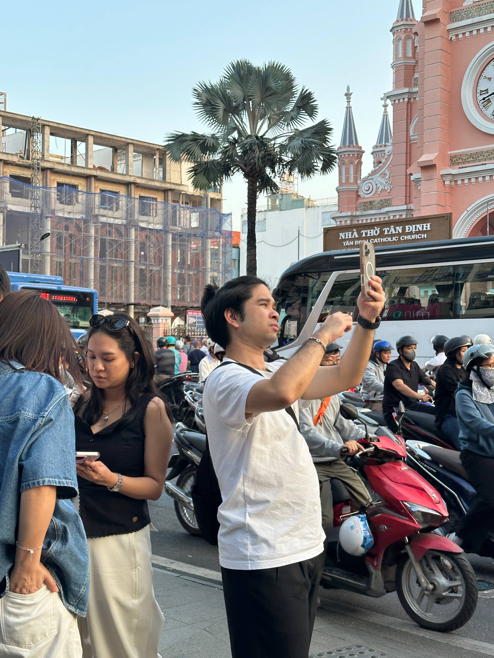 Kh&aacute;ch T&acirc;y đến TP. HCM chi&ecirc;m ngưỡng vẻ đẹp Nh&agrave; thờ T&acirc;n Định l&uacute;c ho&agrave;ng h&ocirc;n - Ảnh 4.