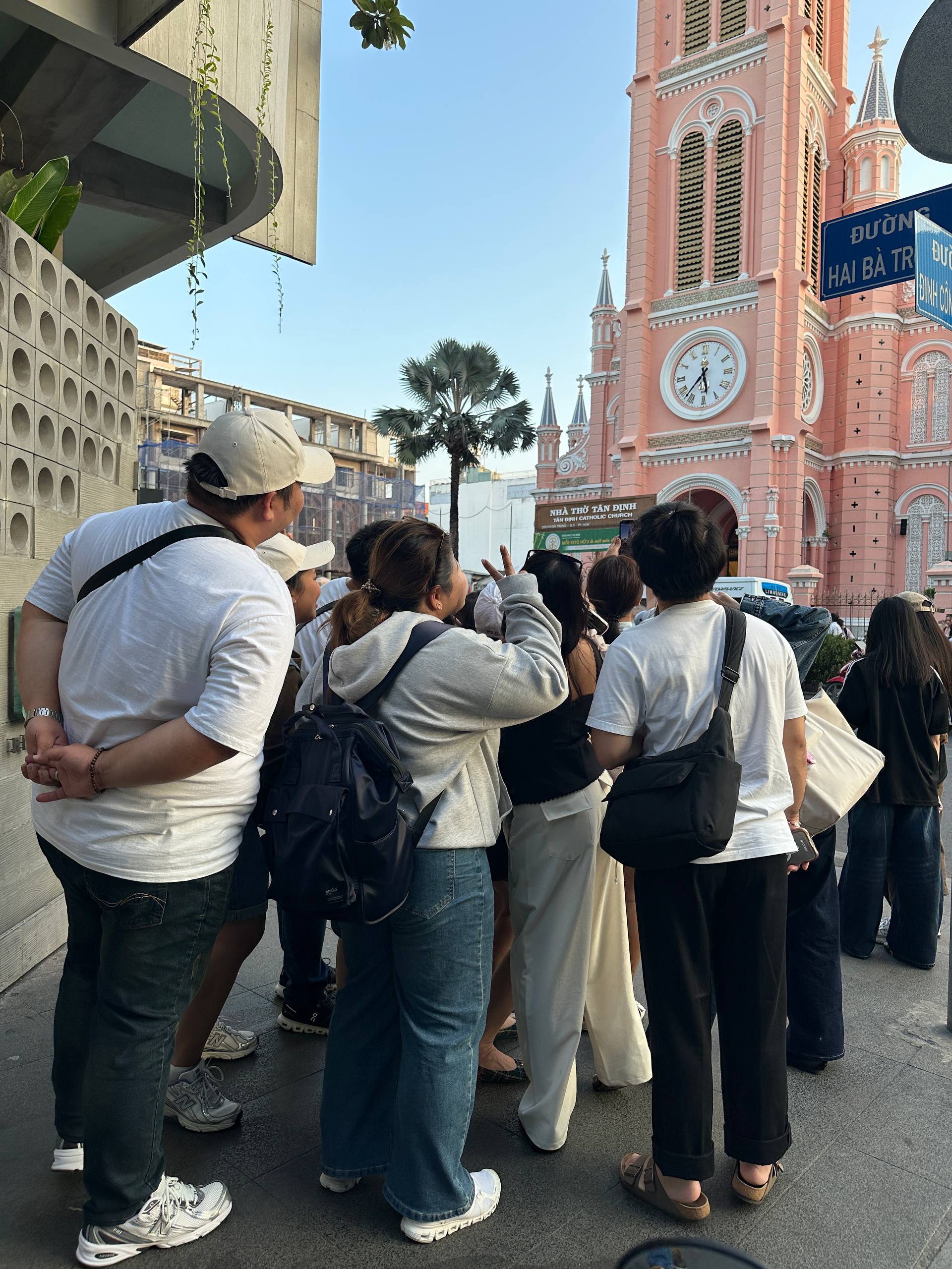 Kh&aacute;ch T&acirc;y đến TP. HCM chi&ecirc;m ngưỡng vẻ đẹp Nh&agrave; thờ T&acirc;n Định l&uacute;c ho&agrave;ng h&ocirc;n - Ảnh 2.