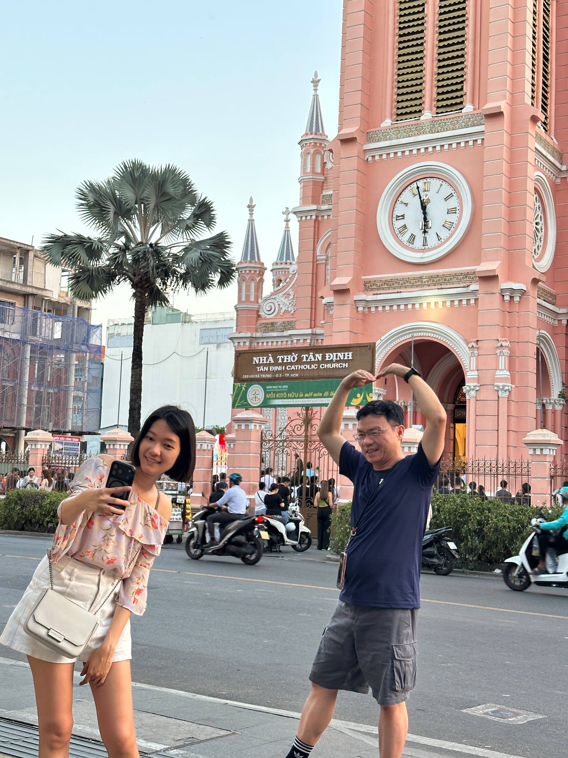 Kh&aacute;ch T&acirc;y đến TP. HCM chi&ecirc;m ngưỡng vẻ đẹp Nh&agrave; thờ T&acirc;n Định l&uacute;c ho&agrave;ng h&ocirc;n - Ảnh 5.