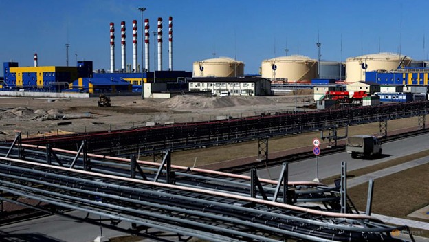 Chỉ c&ograve;n dầu đủ d&ugrave;ng trong 50 ng&agrave;y, quốc gia l&aacute;ng giềng Việt Nam gấp r&uacute;t 'xin ph&eacute;p' Mỹ gia hạn mua dầu Nga - Ảnh 1.