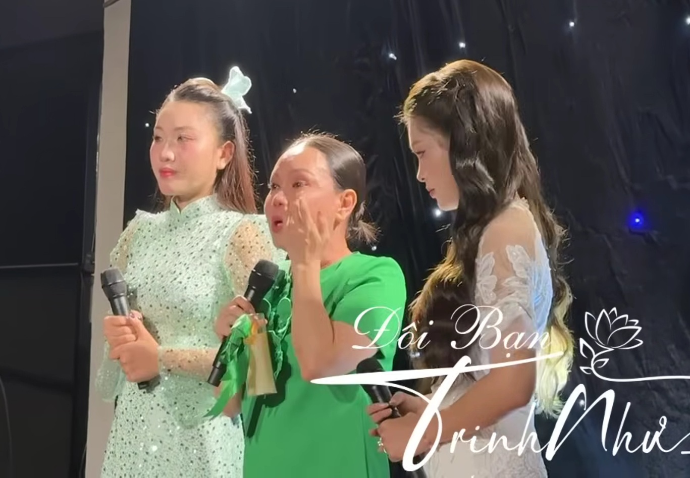 Người từng mang b&igrave;nh tro cốt Phi Nhung l&ecirc;n m&aacute;y bay bật kh&oacute;c xin lỗi kh&aacute;n giả- Ảnh 1.