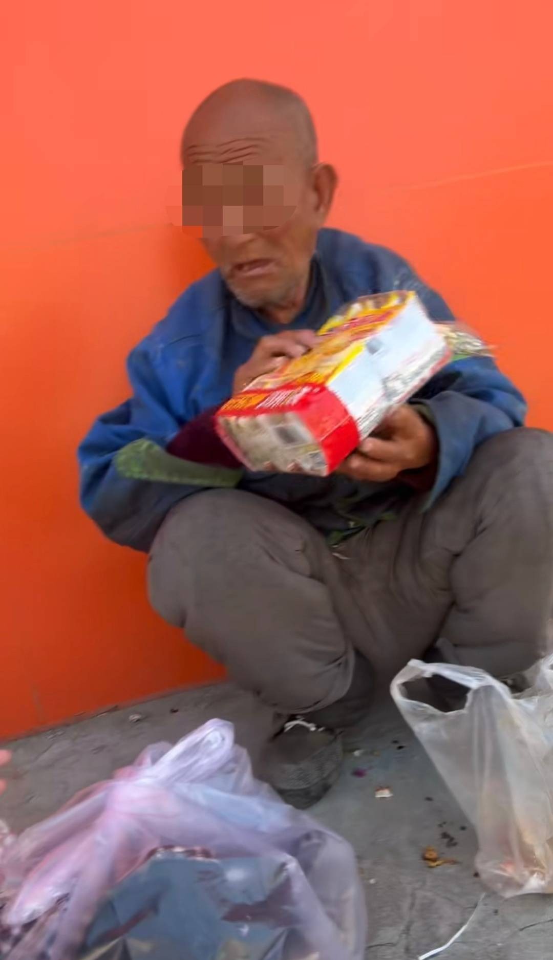 Nam sinh lớp 12 thể hiện l&ograve;ng nh&acirc;n &aacute;i với cụ gi&agrave; trước cổng trường - Ảnh 2.