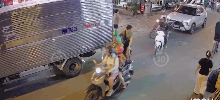 C&ocirc; g&aacute;i điều khiển xế hộp g&acirc;y tai nạn giao th&ocirc;ng li&ecirc;n ho&agrave;n tại H&agrave; Nội - Ảnh 2.