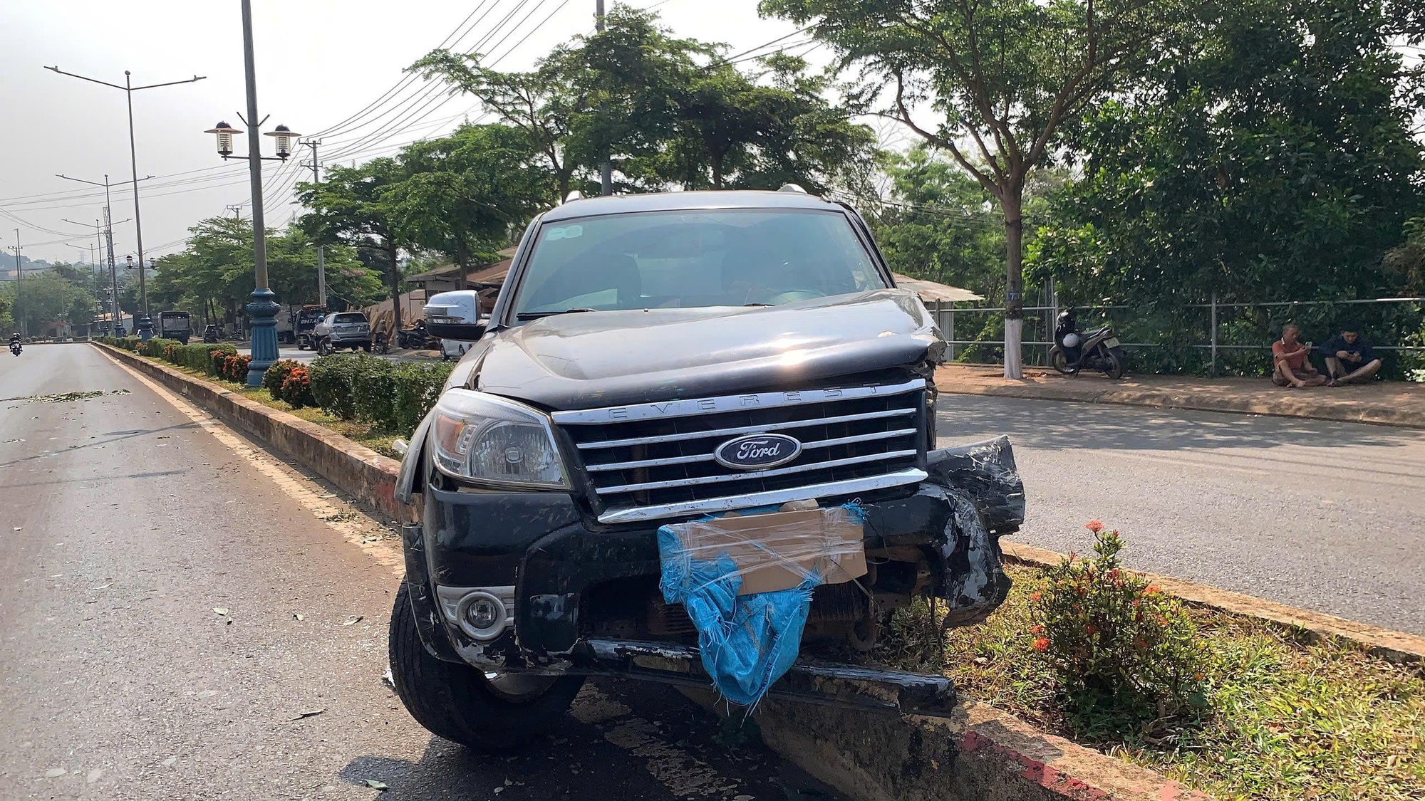 Trộm ô tô gây tai nạn rồi trèo lên cây dừa lẩn trốn tại Đắk Lắk - Ảnh 2. Trộm ô tô gây tai nạn rồi trèo lên cây dừa lẩn trốn tại Đắk Lắk - Ảnh 2.