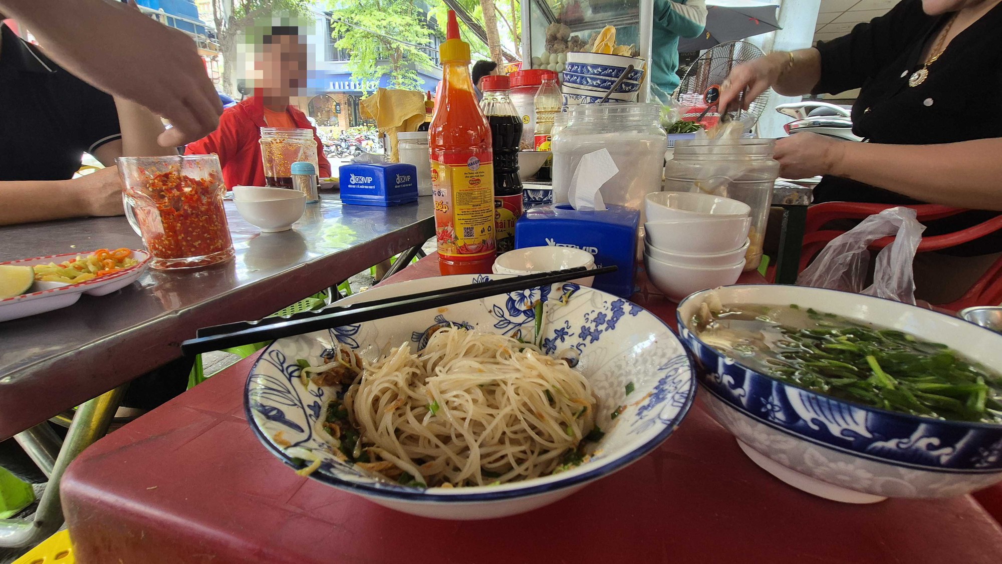 Ăn uống vỉa h&egrave;: Đừng để ngon, tiện lợi đổi lấy bệnh tật! - Ảnh 1.