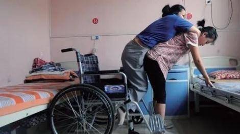 C&ocirc; b&eacute; 5 tuổi bị đem cho, 8 tuổi trở th&agrave;nh trụ cột gia đ&igrave;nh, hằng ng&agrave;y c&otilde;ng mẹ nu&ocirc;i bại liệt l&ecirc;n giảng đường giờ ra sao? - Ảnh 2.