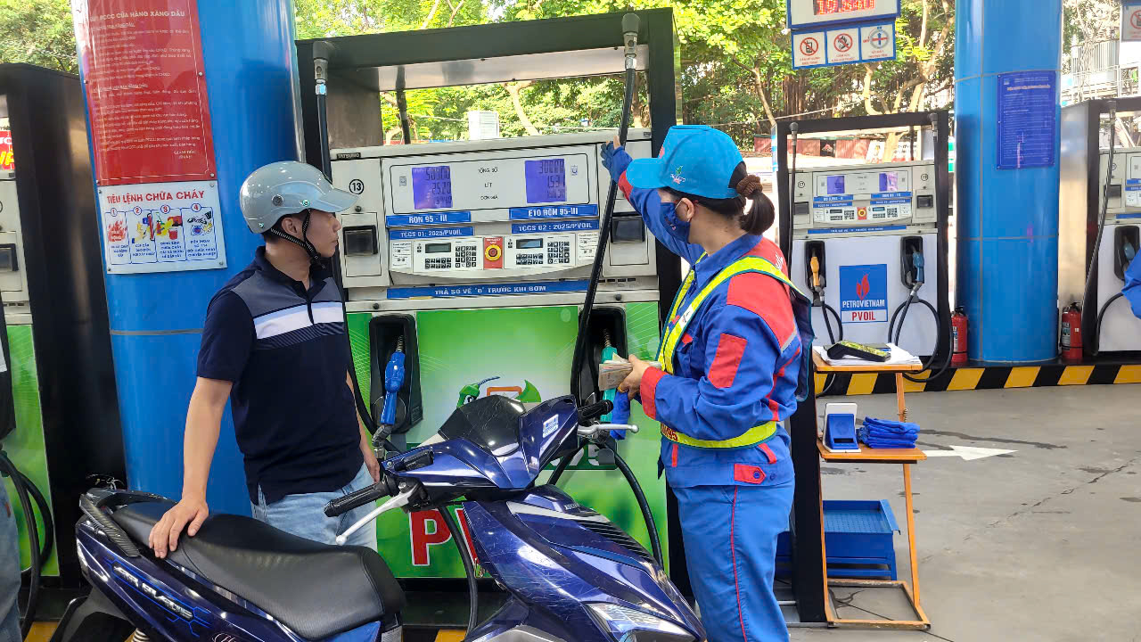 Bộ C&ocirc;ng Thương th&ocirc;ng b&aacute;o xăng E10 sẽ thay thế xăng RON 95 từ 30 - 4 - 2026 - Ảnh 1.