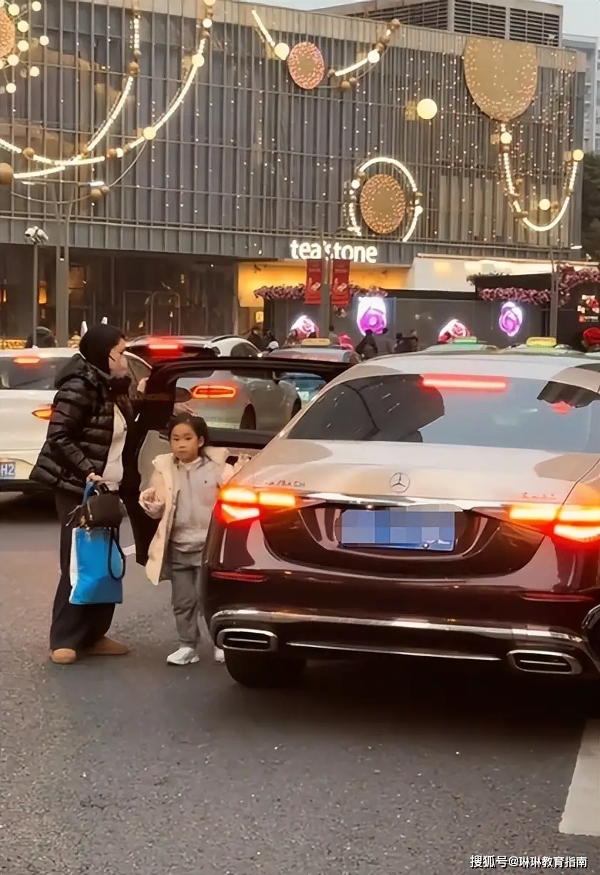 B&agrave; mẹ đi Maybach đ&oacute;n con bị chụp ảnh l&eacute;n, mắng "nh&agrave; gi&agrave;u qu&ecirc; m&ugrave;a": Soi gi&aacute; từ đầu tới ch&acirc;n m&agrave; cho&aacute;ng v&aacute;ng! - Ảnh 2.