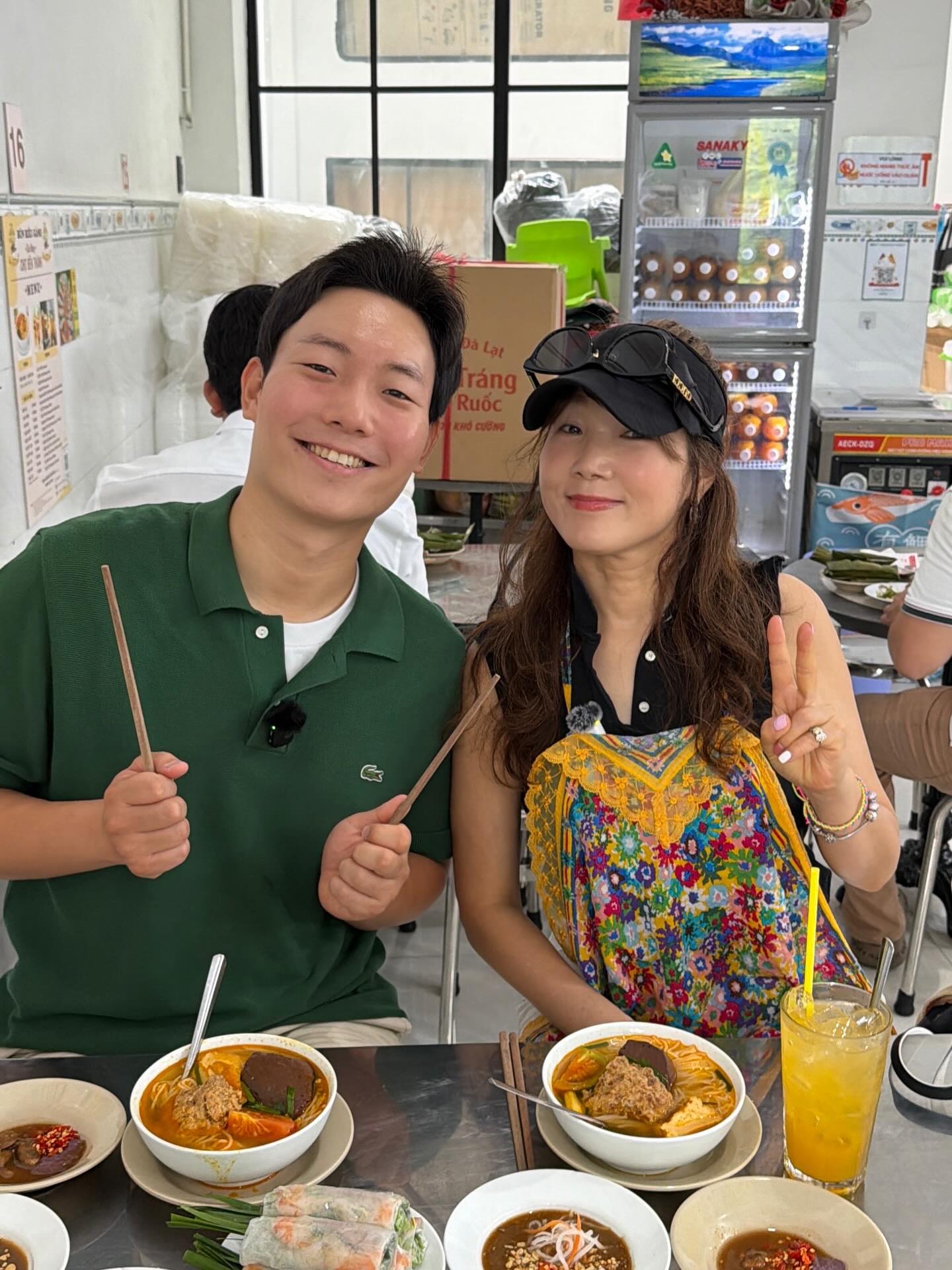 Kh&aacute;ch H&agrave;n thưởng thức sứa đỏ v&agrave; chả rươi tại Việt Nam - Ảnh 1.