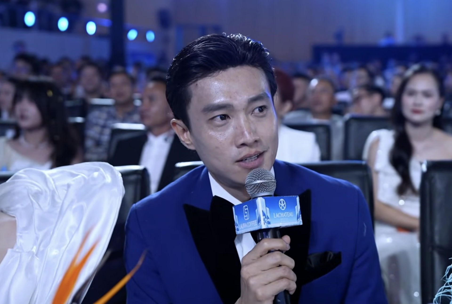 Quốc Trường lộ diện g&acirc;y sốc: Lớp trang điểm trắng b&oacute;c, kẻ cả viền m&ocirc;i- Ảnh 2.