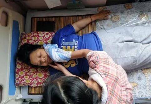 C&ocirc; b&eacute; 5 tuổi bị đem cho, 8 tuổi trở th&agrave;nh trụ cột gia đ&igrave;nh, hằng ng&agrave;y c&otilde;ng mẹ nu&ocirc;i bại liệt l&ecirc;n giảng đường giờ ra sao? - Ảnh 3.