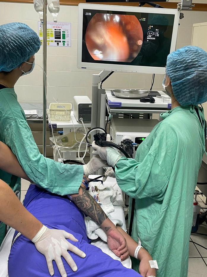 Người đ&agrave;n &ocirc;ng nuốt c&ugrave;ng l&uacute;c 3 b&agrave;n chải đ&aacute;nh răng v&agrave;o bụng - Ảnh 3.