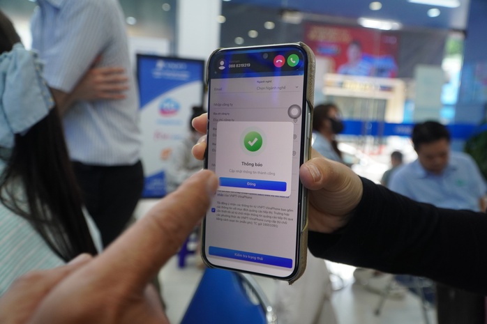 Lo bị kh&oacute;a SIM điện thoại, người d&acirc;n &ugrave;n &ugrave;n đi l&agrave;m thủ tục x&aacute;c thực thu&ecirc; bao ch&iacute;nh chủ - Ảnh 5.