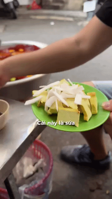 Kh&aacute;ch H&agrave;n thưởng thức sứa đỏ v&agrave; chả rươi tại Việt Nam - Ảnh 3.