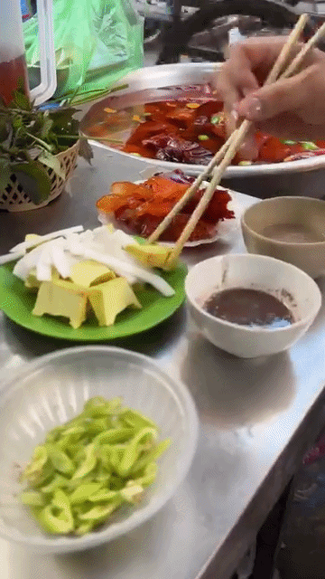 Kh&aacute;ch H&agrave;n thưởng thức sứa đỏ v&agrave; chả rươi tại Việt Nam - Ảnh 4.