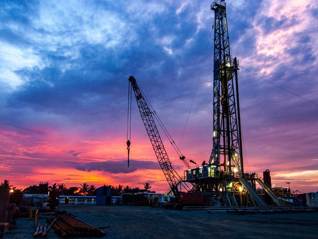 Khoan thẳng xuống l&ograve;ng đất, ph&aacute;t hiện mỏ dầu kh&iacute; trữ lượng l&ecirc;n tới 380 triệu th&ugrave;ng tại Trung Đ&ocirc;ng - Ảnh 1.