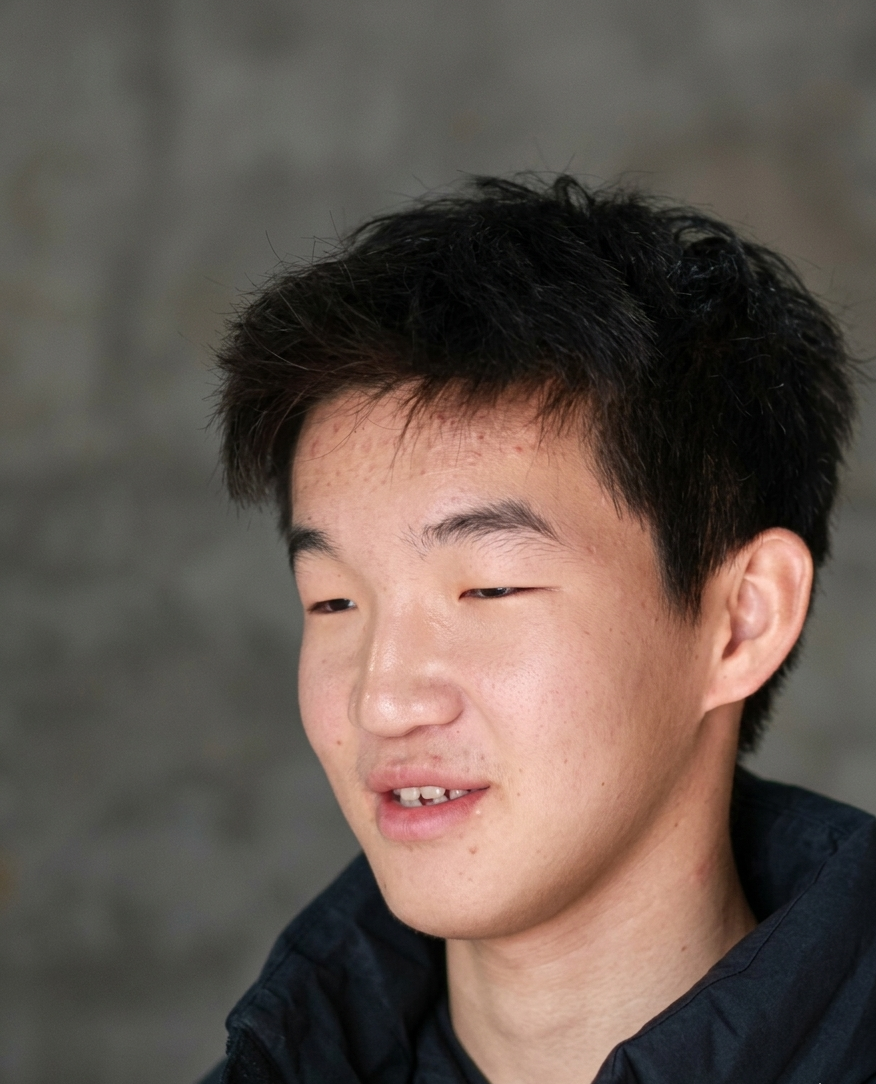 Nam sinh 20 tuổi l&agrave;m 3 c&ocirc;ng việc để nu&ocirc;i cha mẹ bệnh tật - Ảnh 1.