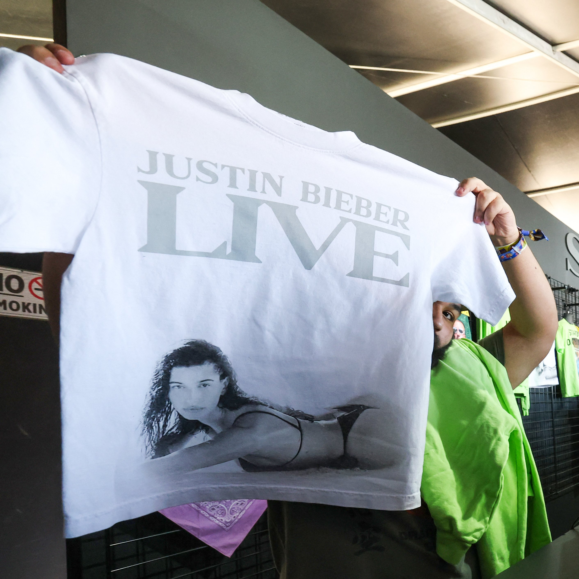 Hơn 50 ngh&igrave;n người thả tim cho c&ocirc; g&aacute;i lạ đứng giữa Coachella tự xưng l&agrave; "b&agrave; Bieber"- Ảnh 8.