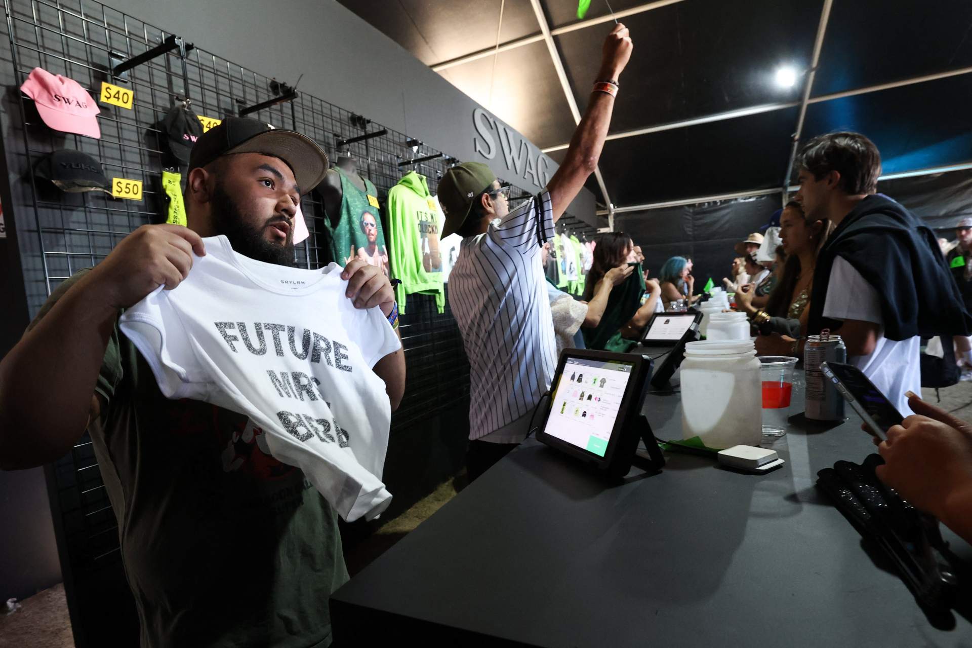 Hơn 50 ngh&igrave;n người thả tim cho c&ocirc; g&aacute;i lạ đứng giữa Coachella tự xưng l&agrave; "b&agrave; Bieber"- Ảnh 6.